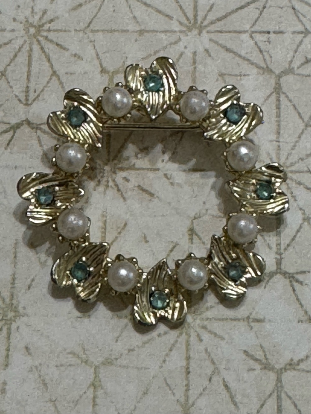VINTAGE HEART WREATH BROOCH